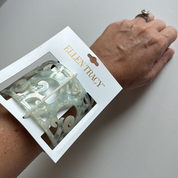 Nwt Ellen Tracy abalone shell filigree cut out bracelet cuff - Picture 6 of 7